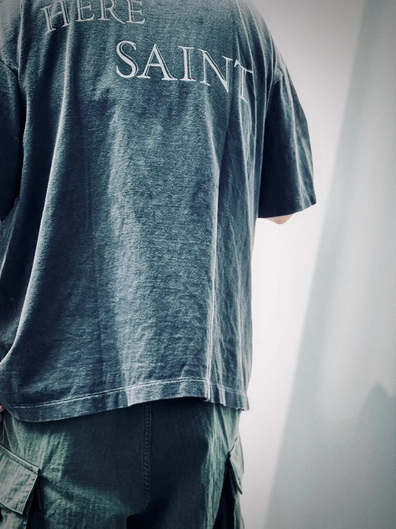 SAINT Mxxxxxx × STAR WARS SW_SS TEE /ANAKIN/BLK Star Wars co-branded TEE Anakin Skywalker Darth Vader reflection print TEE washed black S-XL The print comes from the impressive poster vision of "Anakin Skywalker" in "STAR WARS Episode I/The Phantom Menace" and the design of "Darth Vader" printed on the back The entire garment is hand-processed with dirt, washed with water, and printed with a distressed feel, which perfectly interprets the artistic specialty of NEW VINTAGE. In addition, the main mark and wash mark are customized to be consistent with the original version. It can be said that every detail of ZP is perfectly reproduced.